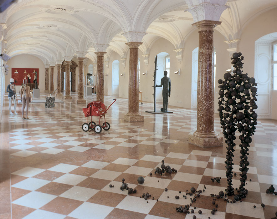 STANDING MATTER I, 2001